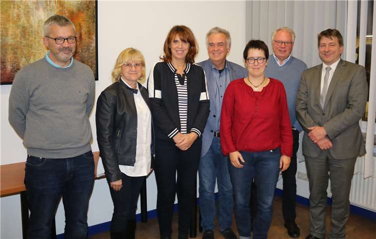 Der neue Vorstand (von links): Chefarzt Dr. Michael Ehlen, Ulrike Börder-Sauerbrei, Gaby Welter, Georg Klare, Elisabeth Paffhausen, Franz-Jürgen Lacher und Dr. Marc Bohr.privat