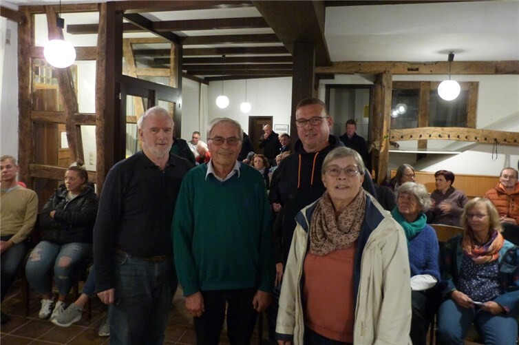 Der Einsatz fürs Dorf geht weiter Der neue Vorstand (von links): Josef Erhardt (Kassierer), Bernhard Knorr (1. Vors.), Michael Bell (2. Vors.) u. Eugenie Erhardt ( Schriftführerin).Foto: J. Schumacher