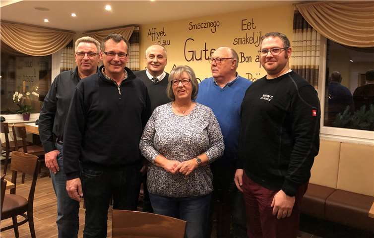 Der neue Vorstand (von links): Manfred Adams, Bernd Feuerpeil, Hans-Günter Labonte, Renate Klünder, Klaus-Peter Engels und Florian Schick. Es fehlen Nadine Roßwinkel und Stephan Miesen.Hanna Jones