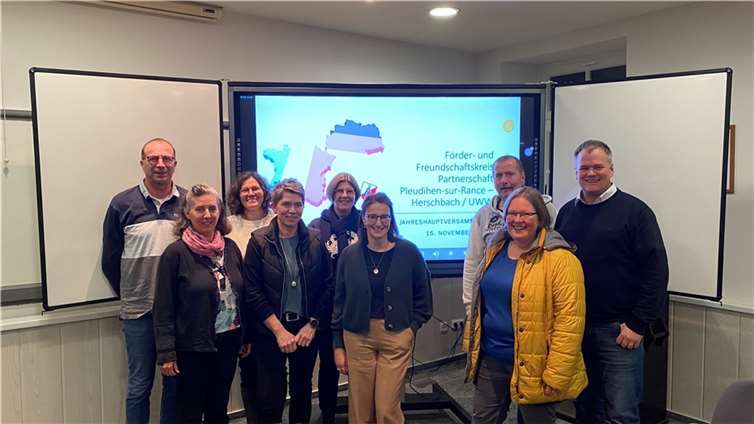 Der neue Vorstand von links: Vorne: Martina Haas-Dieterle, Judith Lösch, Nicole Büchel, Kathrin Kleck. Hinten: Thierry Prié, Jutta, Kison, Cordula Simmons, Peter Schreck, Axel Spiekermann (es fehlen: Anja Herrmann, Petra Schönewolf, Yvonne Willms).  Fotos: privat