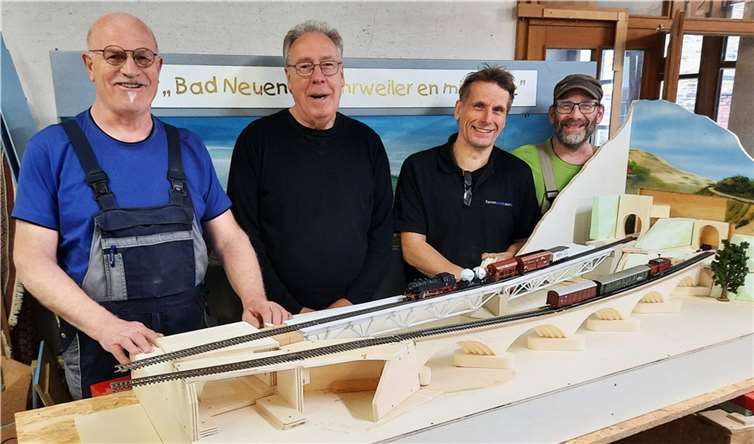 Der neue Vorstand vor dem neuen Brückenmodul, das die beiden total zerstörten Eisenbahnbrücken zwischen Mayschoß und Rech darstellt (v.l.n.r.): Hans-Jürgen Schick (1. Vorsitzender), Rudolph Brezina (Kassenwart), Hardi Schüller (2. Vorsitzender), Frank Siebertz (Fachwart)  Foto: privat