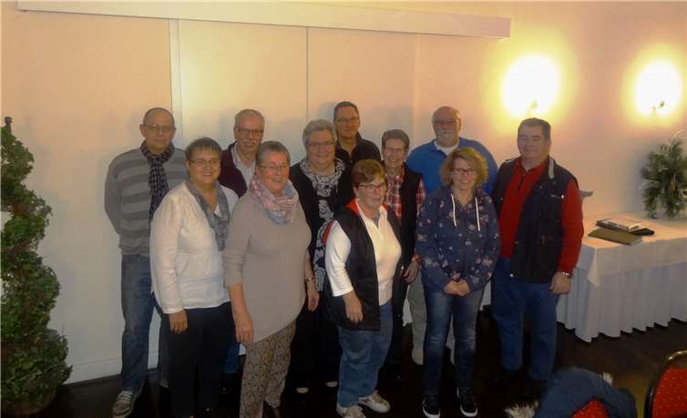 Der neue Vorstand (vorn von links): Christa Dötsch, Irene Ohlberger, Petra Müller-Peters und Karl Zimmer sowie (Mitte von links) Irmgard Kicherer, Marlies Hoffmann, Karin Müller und Franz Cohnen sowie (hinten von links) Klaus Rothbrust, Lutz-Edgar Wilbrech und Jürgen Stern. Es fehlen Ute Schmidt und Margot Bechtoldt.