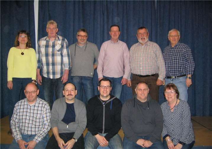 Der neue Vorstand (v.r.n.l.) obere Reihe: Melanie Bauer, Paul Bauer, Herbert Becher, Berthold Schmitten, Udo Stratmann, Wolfgang Winter; untere Reihe: Hans-Walter Faber, Jürgen Faber, Mario Stratmann, Florian Linnerz, Rita Stratmann.privat
