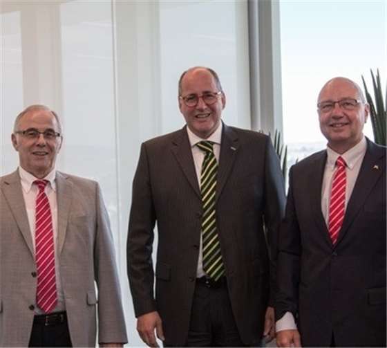 Der neue Vorstandsvorsitzende des BWV Koblenz, Thomas Brahm (Mitte), mit seinem Vorgänger im Amt, Gerd Bruchof (rechts), und dem Vorstandsmitglied Viktor Kahl.  Debeka
