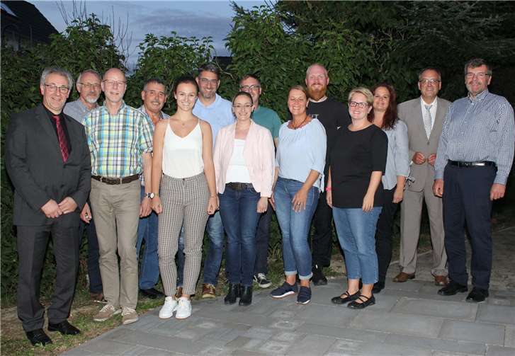 Der neue Waldorfer Gemeinderat mit Bürgermeister Bernd Weidenbach (2. v. re.) und Ortsbürgermeister Hans Dieter Felten (2. v. li.).Fotos: WER