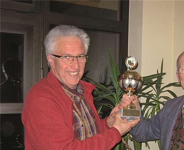 Der neue Wanderkönig Helmut Krämer erhält aus der Hand des Vorsitzenden den Wanderpokal. Privat.
