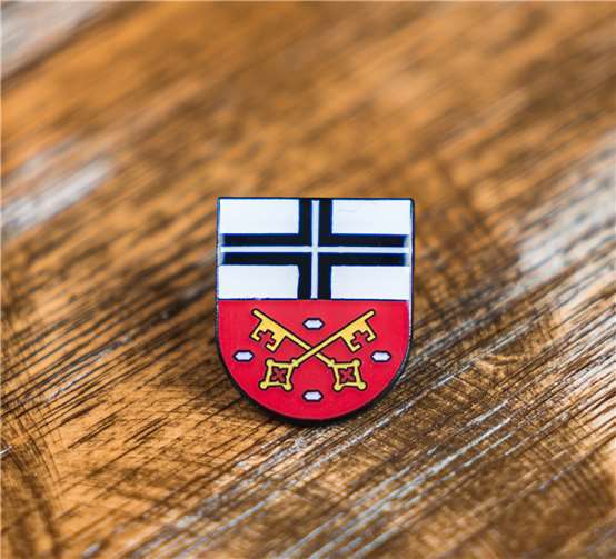 Der neue Wappenpin. Foto: Martin Schmitz Photography