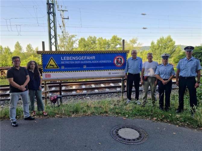 Der neue Warnbanner soll auf die Gefahren an den Gleisen aufmerksam machen. Foto: Bundespolizei Trier