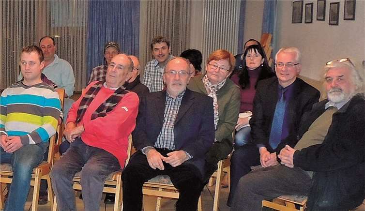 Der neue Webauftritt niederhofen.de wurde von dem Niederhofener Künstler Reinhard Zado (ganz rechts) gestaltet. privat