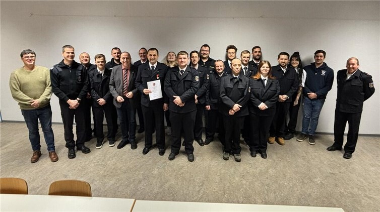 Der neue Wehrführer Martin Ebert und sein Stellvertreter Tim Radermacher mit Bürgermeister Johannes Bell, der Wehrleitung, Ortsbürgermeister Florian Müller sowie die Mitglieder der Freiwilligen Feuerwehr Weibern. Foto: Helmut Reuter