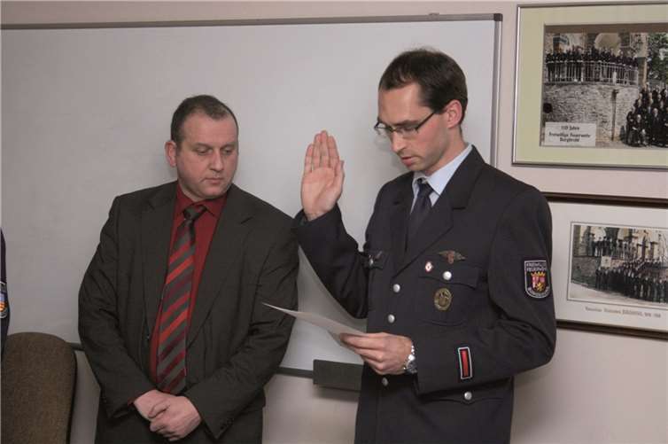 Der neue Wehrführer der Freiwilligen Feuerwehr Burgbrohl Markus Meurer (rechts) bei der Ablegung des Amtseides.