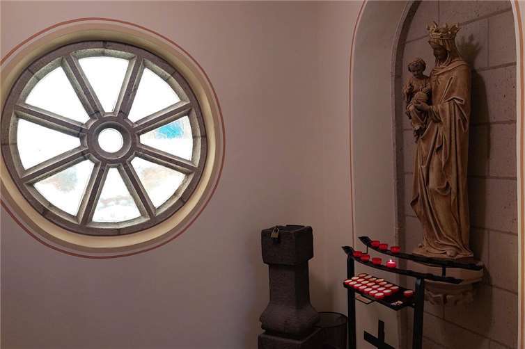 Der neue Windfang in der Marienkapelle Volkesfeld.  Fotos: privat