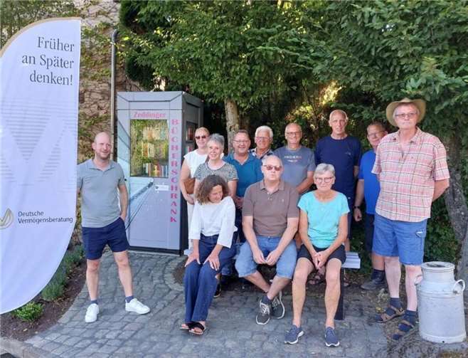 Der neue „Zeddinger Bücherschrank“ mit den Unterstützern, Edgar Kurtze vom Verein Dorfleben Zettingen e. V. und Philipp Scholz von „DVAG hilft e. V. - Menschen brauchen Menschen“ sowie das ehrenamtliche Team. Fotos: Anita Fuhrmann