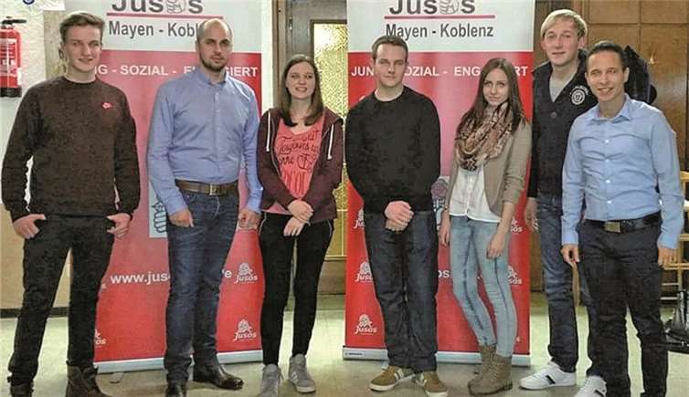 Der neue Zuwachs: (v.l.) Lucas Geilen, Nadi Dogan, Annalena Hardt, Sebastian Schigajew, Gina Ganz, Landtagsabgeordneter Marc Ruland, Vorsitzender Jusos MYK Faisal El Kasmi.privat