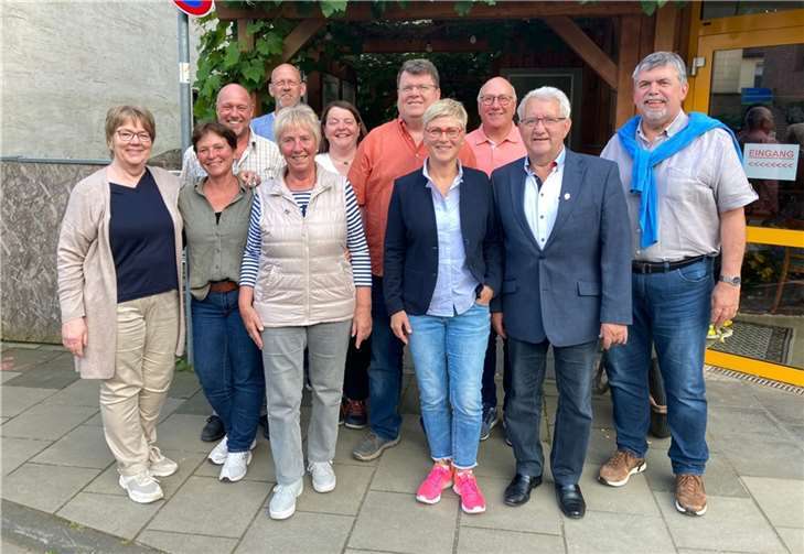 Der neue „alte“ Vorstand des SV Walporzheim: Inge Fenioux, Marion Witthaus, Jürgen Schumacher, Olaf Witthaus, Marita Flohe, Madeleine Caspary, Reiner Caspary, Annette Sebastian, Gregor Sebastian, Edgar Flohe und Noel Fenioux. Es fehlen Monika Krupp und Frank Krupp.  Foto: Harald Knieps