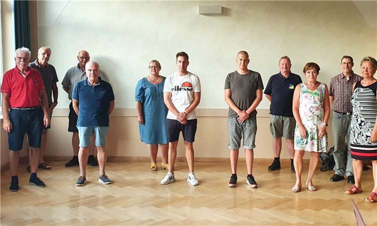 Der neue, alte Vorstand mit den Abteilungsleitern und den Kassenprüfern. Foto: Rolf Schmitt