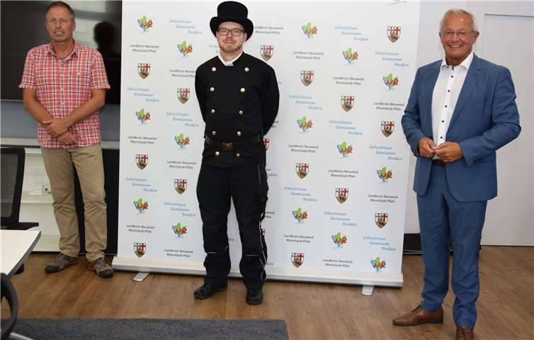 Der neue bevollmächtigte Bezirksschornsteinfegermeister Marco Enßle (Mitte) mit dem Sachbearbeiter für das Schornsteinwesen der Kreisverwaltung, Jörg Braasch (links) bei Landrat Achim Hallerbach zum Antrittsbesuch.