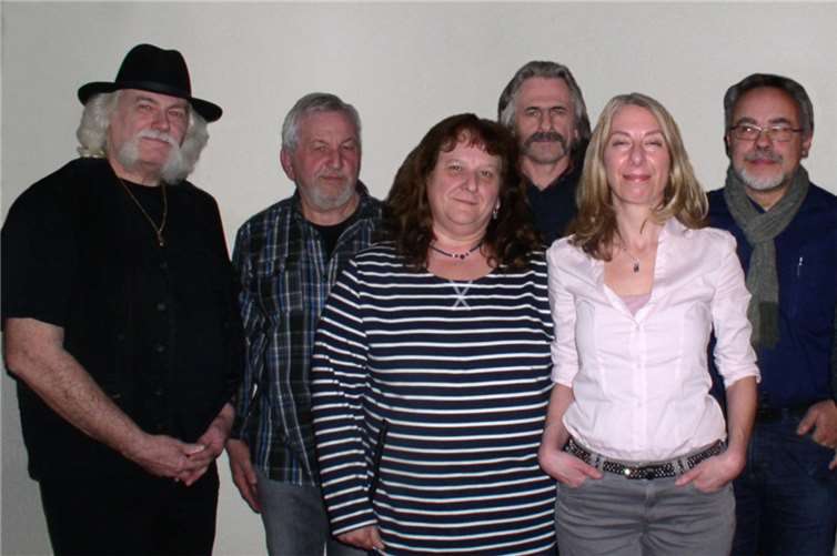 Der neue, fast „alte“ Vorstand: Vorsitzender Kenneth-Edward Swinscoe (v.l.), Schatzmeister Hans-Josef Schmitz, Beisitzerin Kornelia Kehr-Schmitz, Künstlerischer Leiter Viktor Neufeld, Beisitzerin Elke Zeitz-Toth, Jürgen Mohr Schriftführer und stell. Vorsitzender, und Beisitzerin Iris Neuhaus.privat