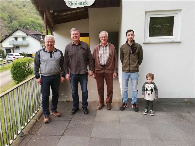 Der neue geschäftsführende Vorstand (v.l.n.r.): Rainer Kloppe (Kassierer), Hans Oskar Degen (Brudermeister), Günther Berlin (stv. Brudermeister), Alexander Ody (Schriftführer) und das jüngste Mitglieder der Bruderschaft: Johannes Ody (2 Jahre).  Foto: privat