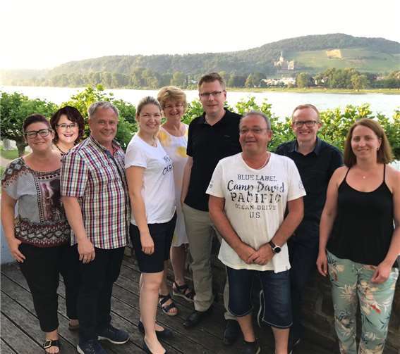 Der neue gewählte Vorstand der KG (v. l. n. r.): 2. Vorsitzende Biggi Geef, Pressesprecherin Andrea Weiss, 1. Vorsitzender Markus Feix, Geschäftsführerin Anne Kraus, Orga-Managerin Andrea Herter, Kassierer Peter Vorbau, stellv. Kassierer Jürgen Krawetzke, 2. Vorsitzender Christopher Loevenich, Schriftführerin Christine Klapperich. Foto: KG Bad Breisig