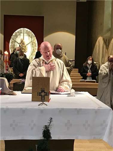 Michael Wilhelm ist neuer leitender Pfarrer Der neue leitende Pfarrer Michael Wilhelm zelebriert seinen ersten Gottesdienst in der Pfarreiengemeinschaft Kaisersesch.Foto: Dirk Lescher