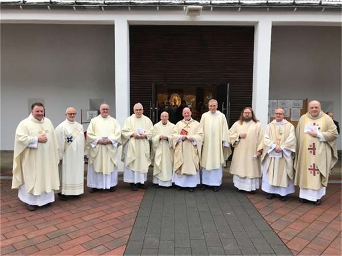 Der neue leitende Pfarrer der Pfarreiengemeinschaft Kaisersesch, Michael Wilhelm (6. von links), freut sich mit den anderen Geistlichen über den gelungenen Auftakt in der Wallfahrtskirche Maria Martental.Foto: Dirk Lescher