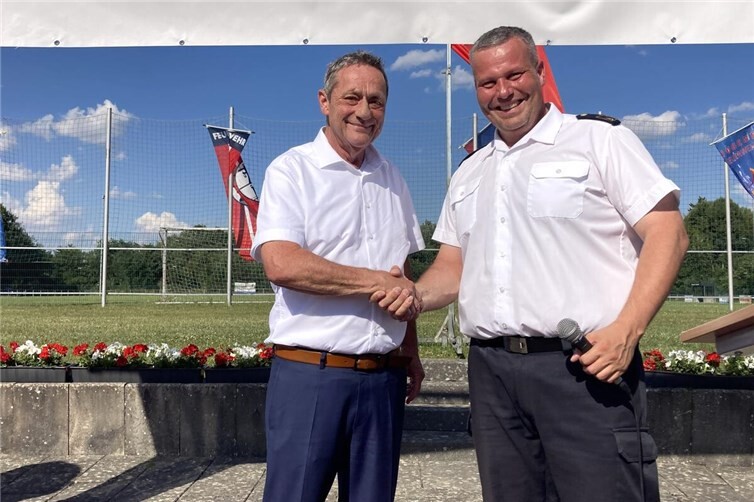 Der neue rheinland-pfälzische Innenminister Achim Schwickert dankte Kreisjugendfeuerwehrwart Peter Rink und seinem Team für den beispielgebenden Einsatz zum Wohle der Feuerwehr.