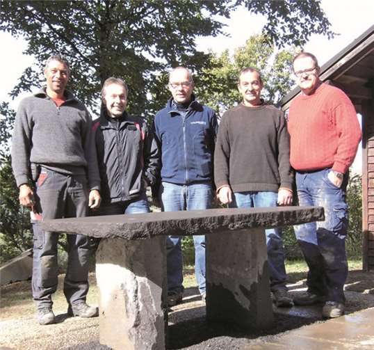 Der neue, selbst gefertigte Tisch aus Basalt-Lava lädt zum Verweilen an der Schutzhütte „Im Schmalberg“ ein. privat
