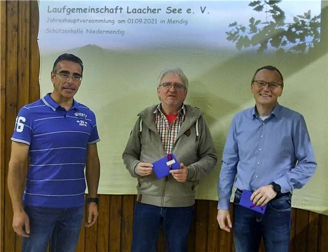 Der neue stellv. Vorsitzende, Axel Schäfer(li.), überreichte den ausgeschiedenen Vorstandsmitgliedern Jürgen Bous und Rüdiger Jahr, einen Gutschein.