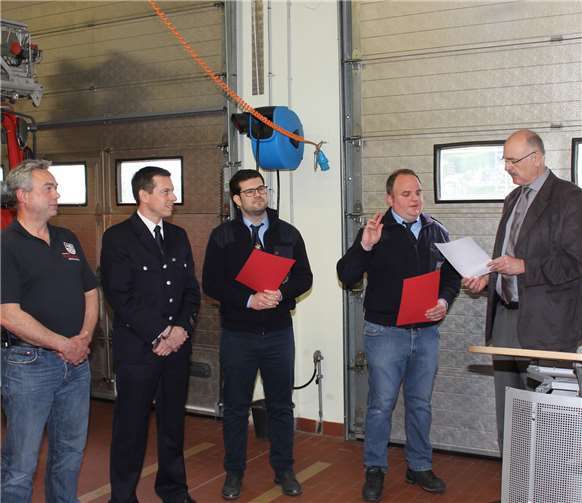 Der neue stellvertretende Wehrführer Ulrich Diekmann bei seinem Amtseid.