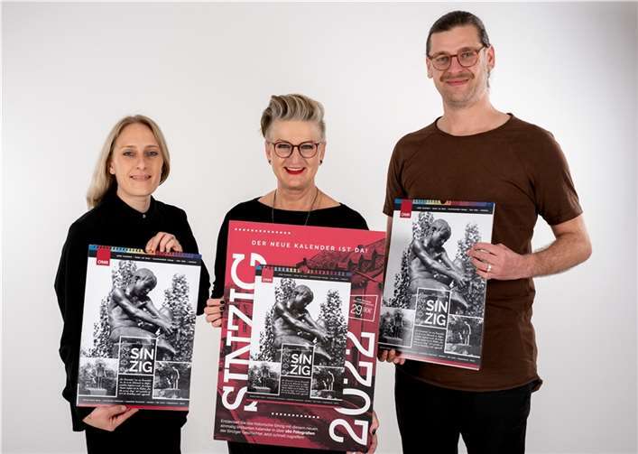 Der neue und alljährlich beliebte Kalender mit historischen Bildern der Sinziger Geschichte ist seit Oktober erhältlich. Stephanie Müller, Claudia Flück-Debüser und David Karich (v.l.).Foto: Foto Flück.
