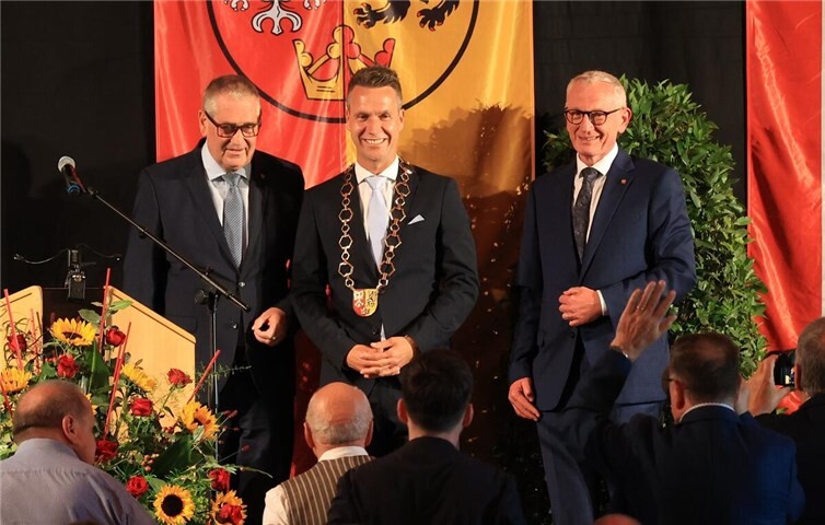 Der neue und der alte Bürgermeister: Pascal Rowald (Mitte), Guido Orthen (r.) und der 1. Beigeordnete Peter Diewald.  Foto: Christoph Steinborn