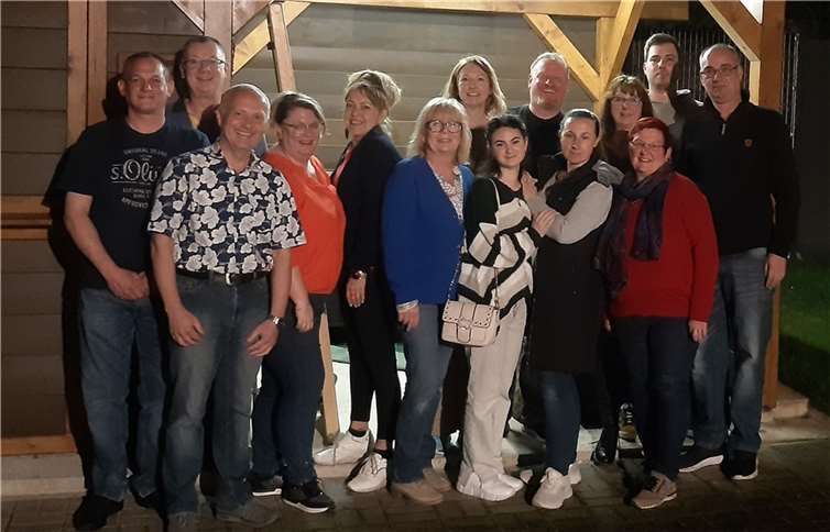 Der neue/alte Vorstand: vordere Reihe v.li. Thomas Arenz, Klaus Köhnlein, Sonja Nawrath, Luise Arenz, Petra Eibenstein, Maria Chiara Aiello, Jenny Goth und Ulrike Breuer. Hintere Reihe v.li. Jörg Nawrath, Evelyn Köhnlein, HP Watty, Heike Watty, Jan Sauer und Michael Sauer. Quellen: NCR „Blau-Gold“ 1966 e.V. Rheinbach