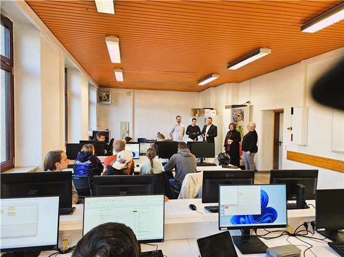 Der neuen Computerraum wurde eingeweiht.  Foto: WHG