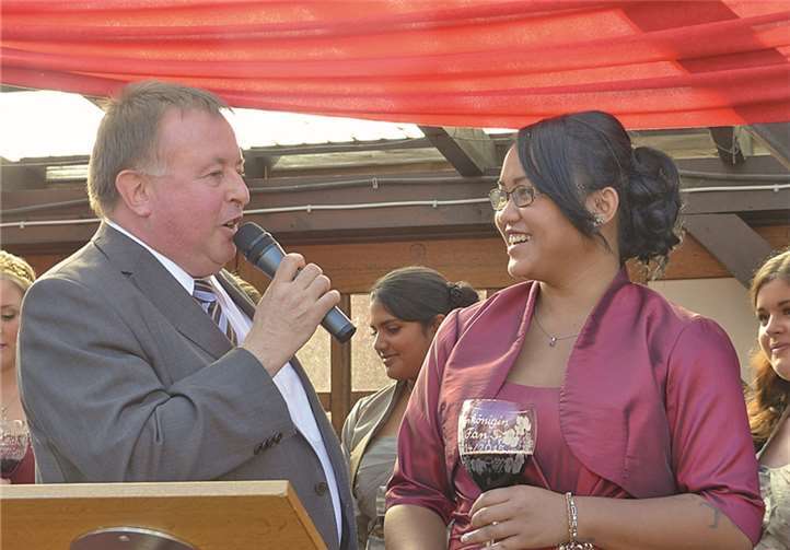 Der neuen Mayschosser Weinkönigin gratulierte Landrat Dr. Jürgen Pföhler.