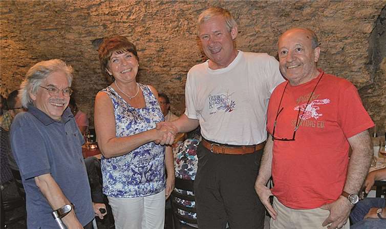 Der neuen Vorsitzenden Petra Pellenz zur Seite steht der neue und alte zweite Vorsitzende Antonio Lopez (re). Das Amt des Schriftführers teilen sich Volker Thehos (2.v.re.) und Christoph Noebel (li.). AB