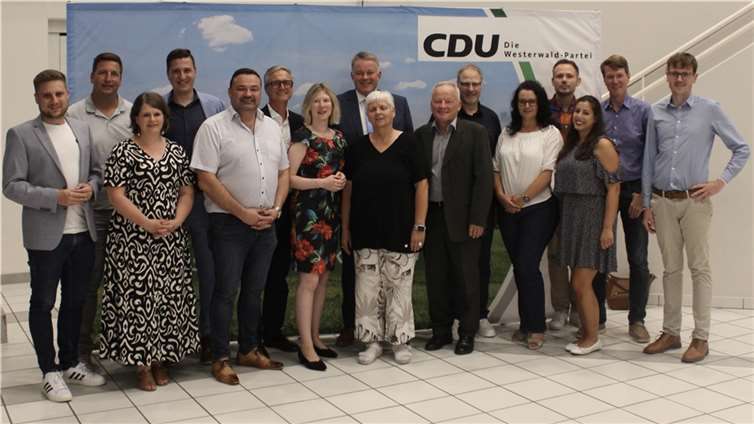 Der neugewählte CDU-Kreisvorstand Westerwald (v.l.): Marvin-Sebastian Kraus, Markus Sehner, Alexandra Marzi, Janick Pape, Roland Weimer, Dr. Kai Müller, Jenny Groß MdL, Landtagsfraktionsvorsitzender Gordon Schnieder MdL, Sabine Hübner, Daniel Best, Kreisgeschäftsführer Harald Orthey, Natalie Benner, Dominic Bastian, Kathrin Evrem, Christopher Liptau und Bela Bay. Nicht auf dem Bild Gerrit Müller, Susanne Görg, Kinga Hofmann, Michael Jung, Guido Mallm und Jacqueline Schlotter.  Foto: CDU-Westerwald, Benedikt Hof