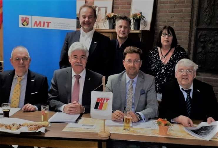 Der neugewählte MIT-Vorstand des Kreisverbands Ahrweiler: v. li. sitzend: Werner Jung, Elmar Lersch, Detlef Odenkirchen, Josef Niethen sowie stehend v. li. Harald Monschauer, Frank und Ingrid Meumerzheim. privat