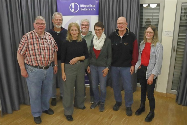 Der neugewählte Vorstand der Bürgerliste Selters e.V. und die Kassenprüfer: von rechts Hannah Becker (stellv. Vorsitzende), Klaus Kühl (Schriftführer), Gabriele Kühl (stellv. Vorsitzende), Jürgen Pawolleck (Kassenprüfer), Ele Wolters (1. Vorsitzende), Frank Pfuhl (Kassenprüfer) und Hanno Steindorf (Kassenverwalter).  Fotos: Rita Steindorf
