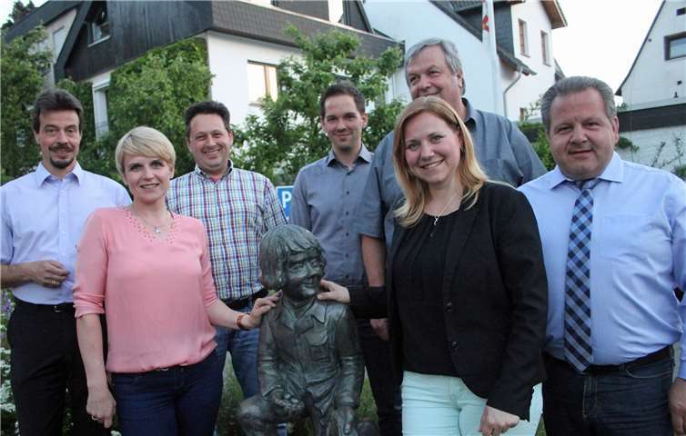 Der neugewählte Vorstand der Layer CDU stellte sich nach seiner Wahl an der Layer Symbolfigur „Kuoleroffer“ vor. Die Jahreshauptversammlung wählte (v.r.) als neuen Vorsitzenden Jörg Kreuser, Daniela Nowak als Schriftführerin, die Beisitzer Erwin Mader, Daniel Flöck und Rolf Nonninger und als 2. Vorsitzende Viktoria Kist-Alsbach. Zur Wahl gratulierte der stellvertretende CDU-Kreisvorsitzende Andreas Biebricher (l.). Erwin Siebenborn
