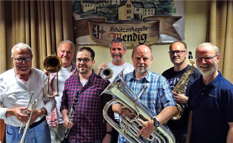 Der neugewählte Vorstand der SKM: (v.li.) Beisitzer Harald Loeb, Vorsitzender Stephan Geisen, Kassenprüfer Günther Geilen, Dirigent Heinrich Hoffmann, (hinten v.li.) Kassenprüfer Roland Strebel, Schatzmeister Peter Ritter und Schriftführer Michael Göhler.Privat