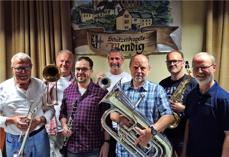 Der neugewählte Vorstand der SKM: (v.li.n.re.) Beisitzer Harald Loeb, Vorsitzender Stephan Geisen, Kassenprüfer Günther Geilen, Dirigent Heinrich Hoffmann, (hinten) Kassenprüfer Roland Strebel, Schatzmeister Peter Ritter und Schriftführer Michael Göhler. Es fehlt: Kassenprüfer Karl-Heinz Debus. privat