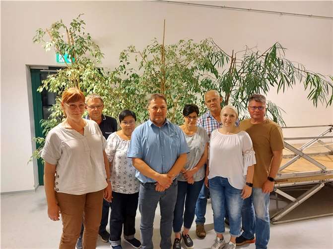 Der neugewählte Vorstand des Rheinbreitbacher Bürgervereins: Die stellvertretende Vorsitzende Heike Dobbelog (von links), Schriftführer Klaus Dobbelog, Beisitzerin Petra Heck, Vorsitzender Uwe Schwippert, Schatzmeisterin Petra Piela, Pressewart Walter Menden, Beisitzerin Lenka Voussem und der stellvertretende Schatzmeister Jürgen Kirsch. Foto: Bürgerverein Rheinbreitbach