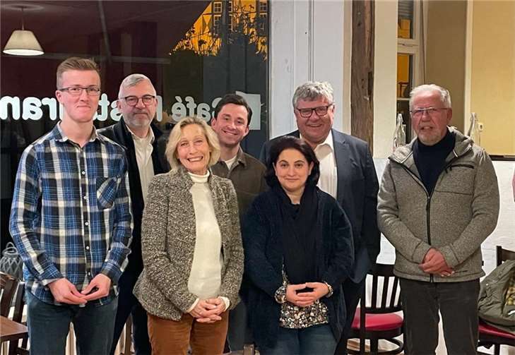 Der neugewählte Vorstand mit dem Ersten Kreisbeigeordneten Michael Mahlert (v.l.n.r) : Florian Augst , Uli Bieber , Geza Stuip , Fabiano Collu , Pembe Akar , Michael Mahlert , Wolfgang Klein  Foto: SPD Linz