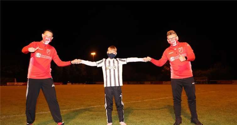 Der neunjährige Julian Dieck bei der „Ersten“ von Rot-Weiß Dünstekoven.Foto: privat