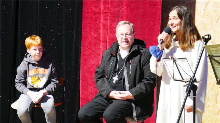 Der neunjährige Linus Reckelkamm fragte Bischof Bätzing im Zirkuszelt nach seinen Talenten.  Foto: privat