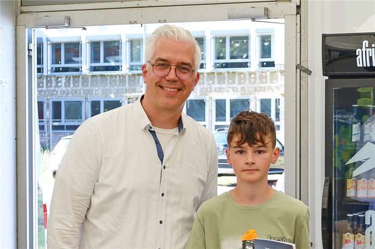 Der neunjährige Nik aus Berg ist der Gewinner des Kreativwettbewerbs und Erfinder der Malbuch-Figur Dibl Dabl. Bürgermeister Dominik Gieler bedankte sich bei Nik und überreichte als Dank einen Gutschein.Foto: Thorsten Trütgen / VG Altenahr
