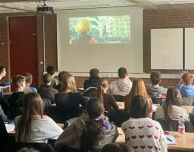Der neunte Jahrgang des Mittelrhein-Gymnasiums während der Filmvorführung ‚Je suis Karl‘.