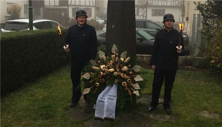 Der niedergelegte Blumenkranz am Ehrendenkmal - Volkstrauertag in Oedingen. Foto: privat