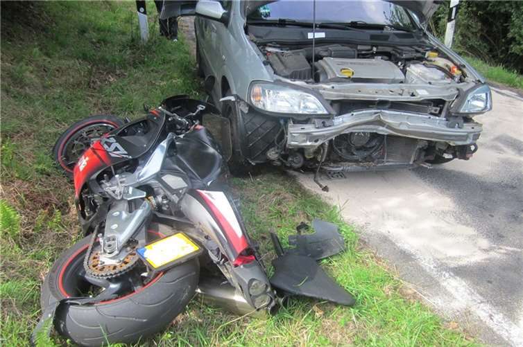 Der niederländische Motorradfahrer prallte frontal mit einem entgegenkommenden Auto zusammen. Foto: Polizei